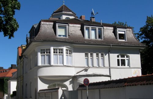 https://www.literaturportal-bayern.de/images/lpbplaces/2024/klein/Abb.%2003.%20Mandlstr._8_Muenchen-1_500.jpg#joomlaImage://local-images/lpbplaces/2024/klein/Abb. 03. Mandlstr._8_Muenchen-1_500.jpg?width=500&height=325